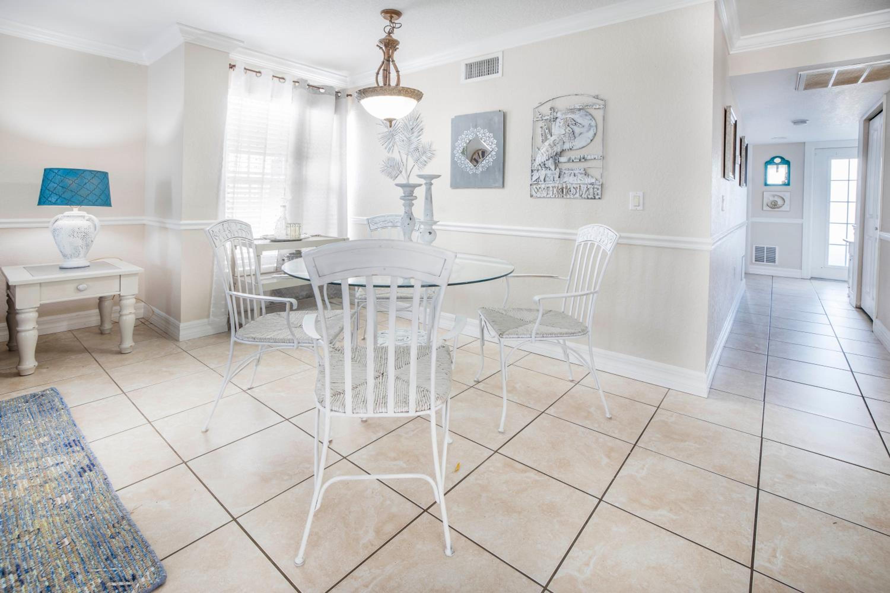 The Village Breeze II - White-sand, Pool, Beaches, Daiquiris, Seafood! view 5