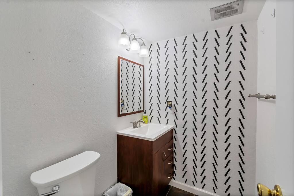 Denver Vacations - Newer, Spacious  Cozy - Pet and Family Friendly! - Property Image 2