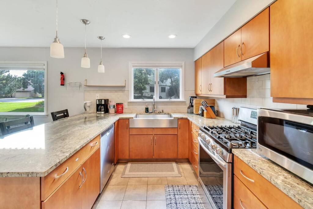 Denver Vacations - Newer, Spacious  Cozy - Pet and Family Friendly! - Property Image 3