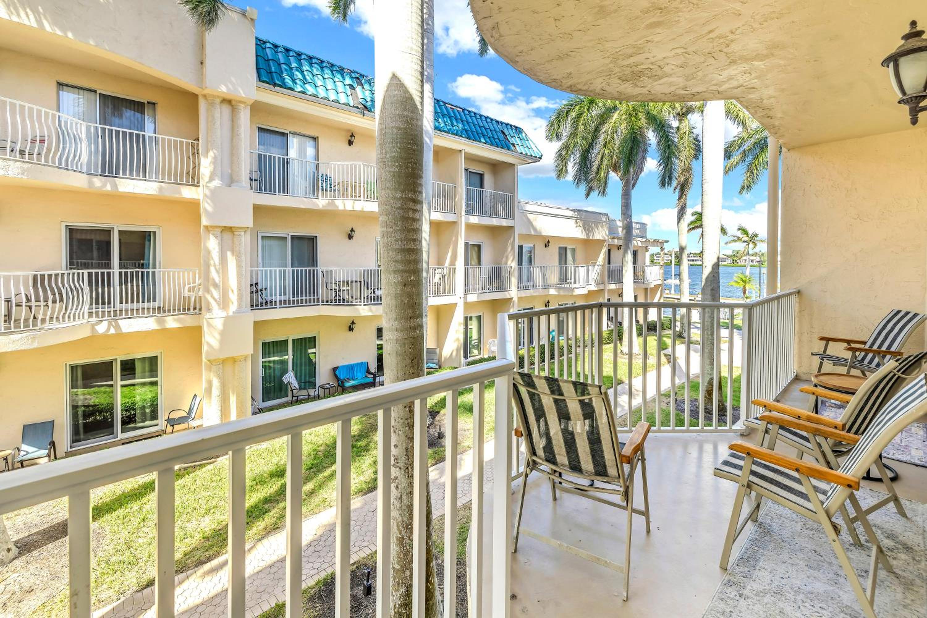 Bayview Unit, Balcony, Private Beach, Heated Pools, Pickle, Hot-tub, Gym, Beach to Bay! view 3