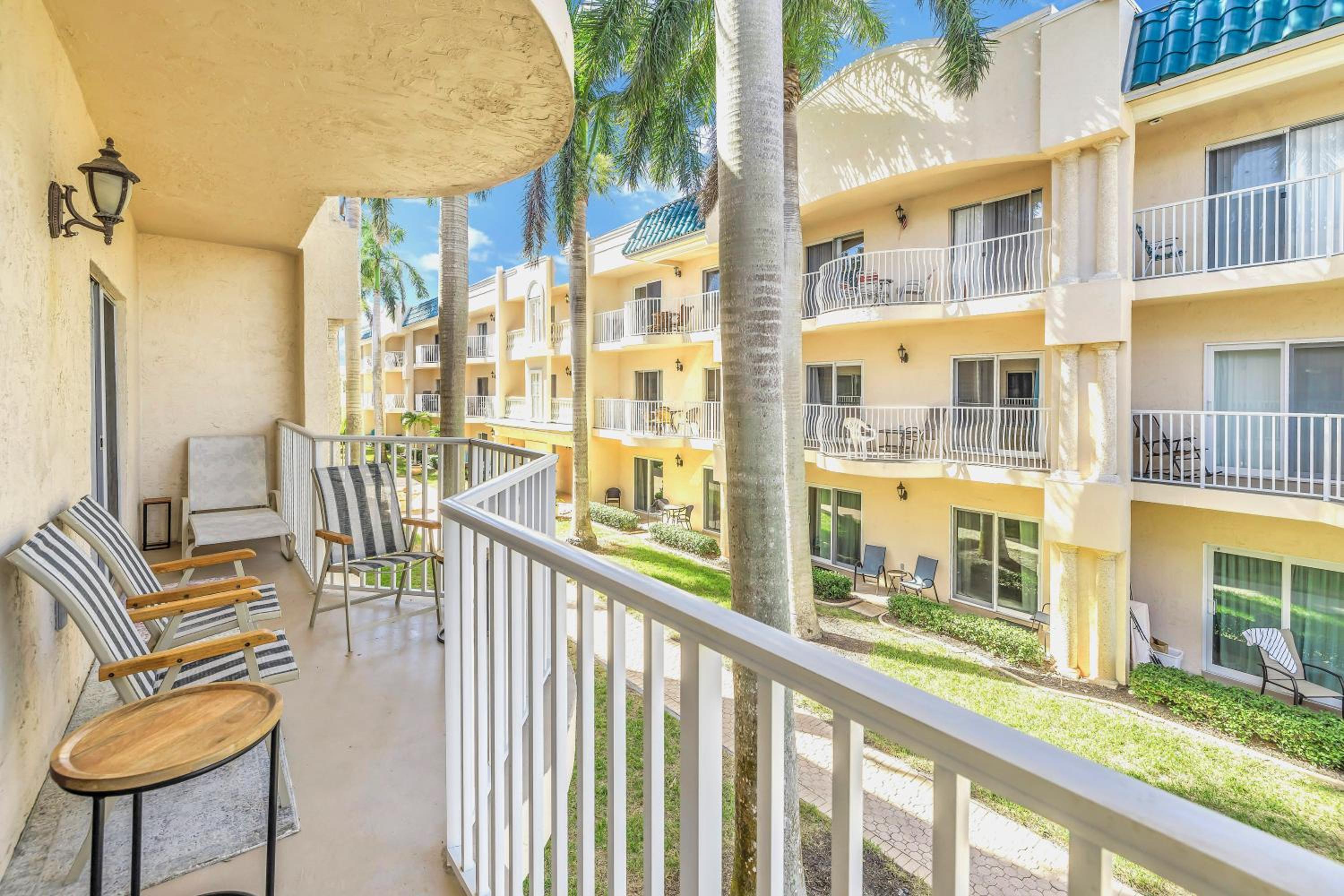 Bayview Unit, Balcony, Private Beach, Heated Pools, Pickle, Hot-tub, Gym, Beach to Bay! view 4