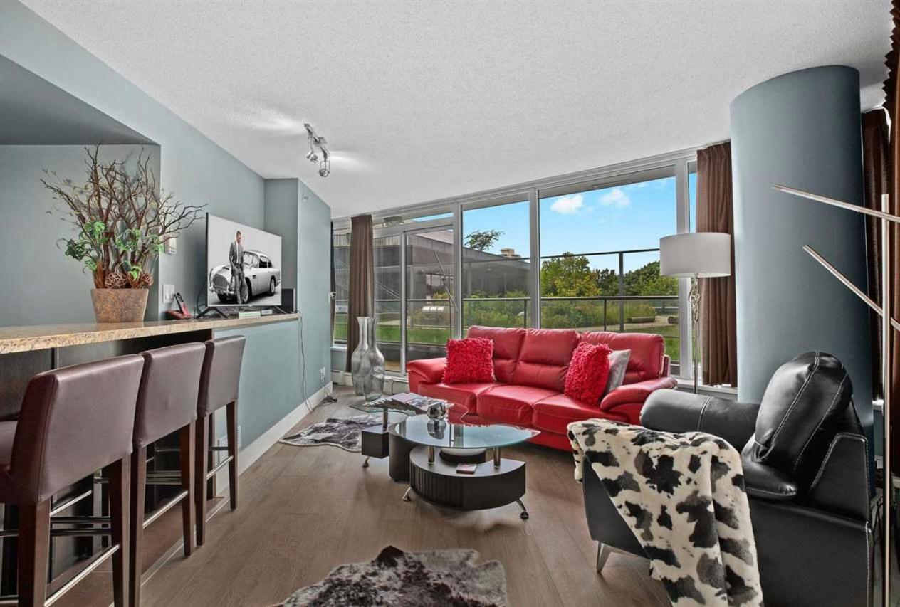 Gorgeous City Oasis In The Heart Of Downtown - A Rare Find!