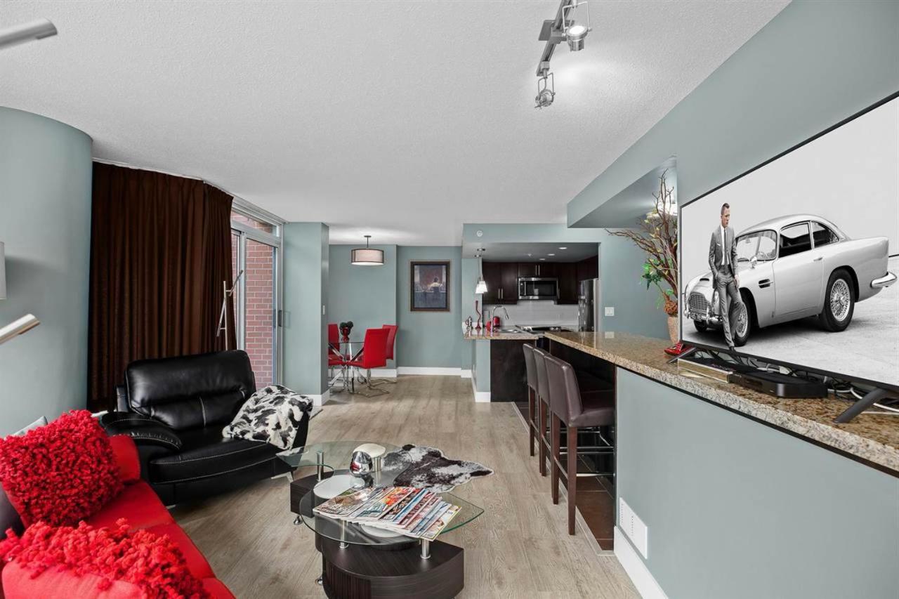 Gorgeous City Oasis In The Heart Of Downtown - A Rare Find!