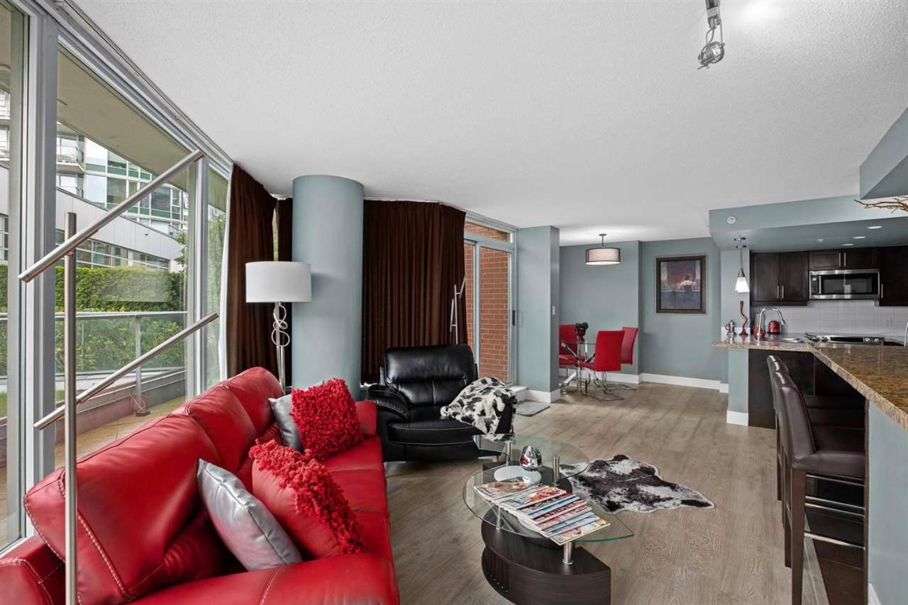 Gorgeous City Oasis In The Heart Of Downtown - A Rare Find!