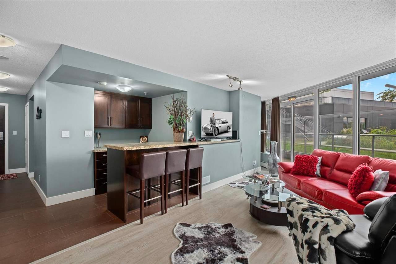 Gorgeous City Oasis In The Heart Of Downtown - A Rare Find!