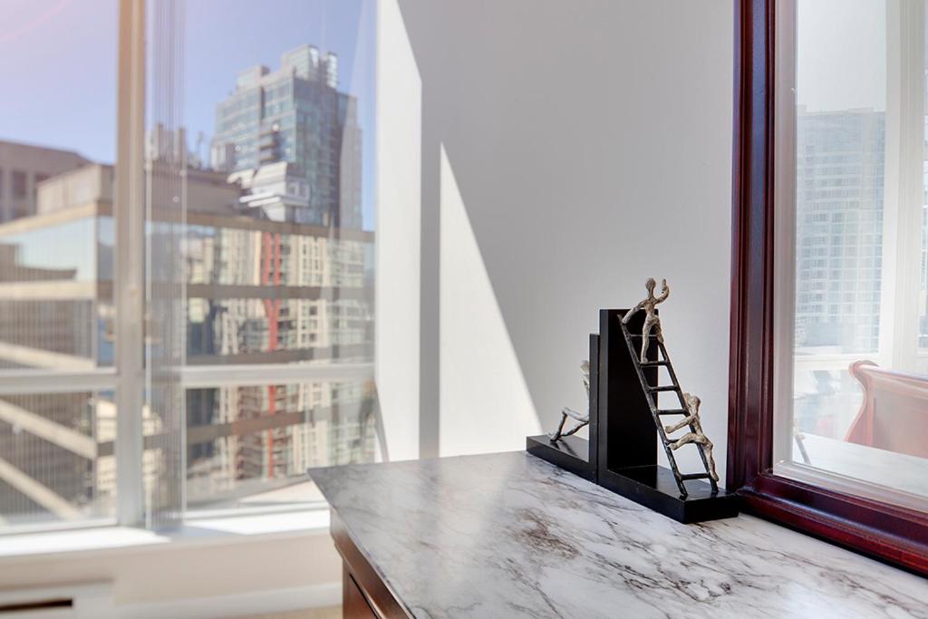 Gorgeous Harbour Haven - Stylish 3 Bedroom Retreat - The Best Location Downtown!
