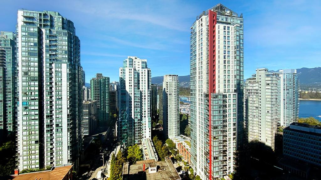 Gorgeous Harbour Haven - Stylish 3 Bedroom Retreat - The Best Location Downtown!