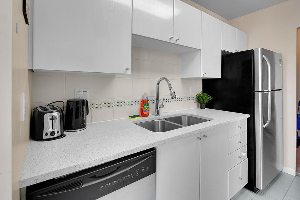 Gorgeous Harbour Haven - Stylish 3 Bedroom Retreat - The Best Location Downtown!