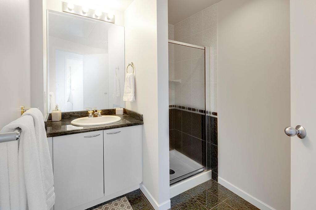 Gorgeous Harbour Haven - Stylish 3 Bedroom Retreat - The Best Location Downtown!