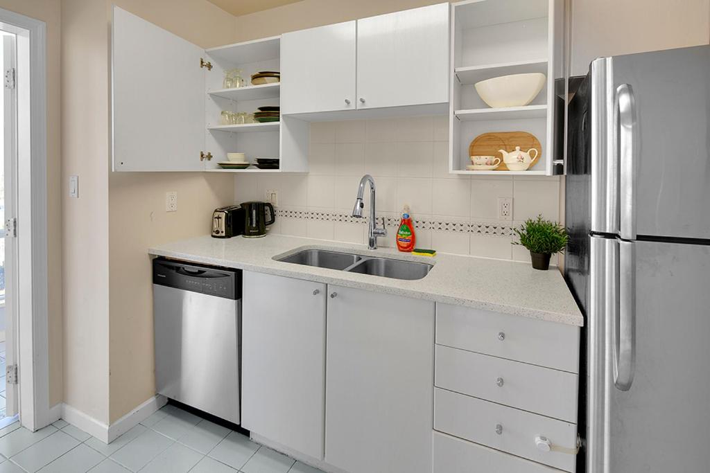Gorgeous Harbour Haven - Stylish 3 Bedroom Retreat - The Best Location Downtown!