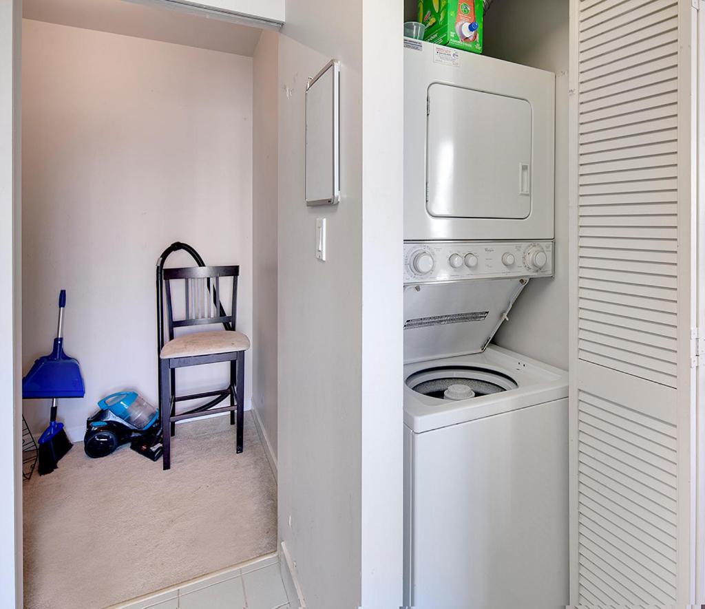 Gorgeous Harbour Haven - Stylish 3 Bedroom Retreat - The Best Location Downtown!