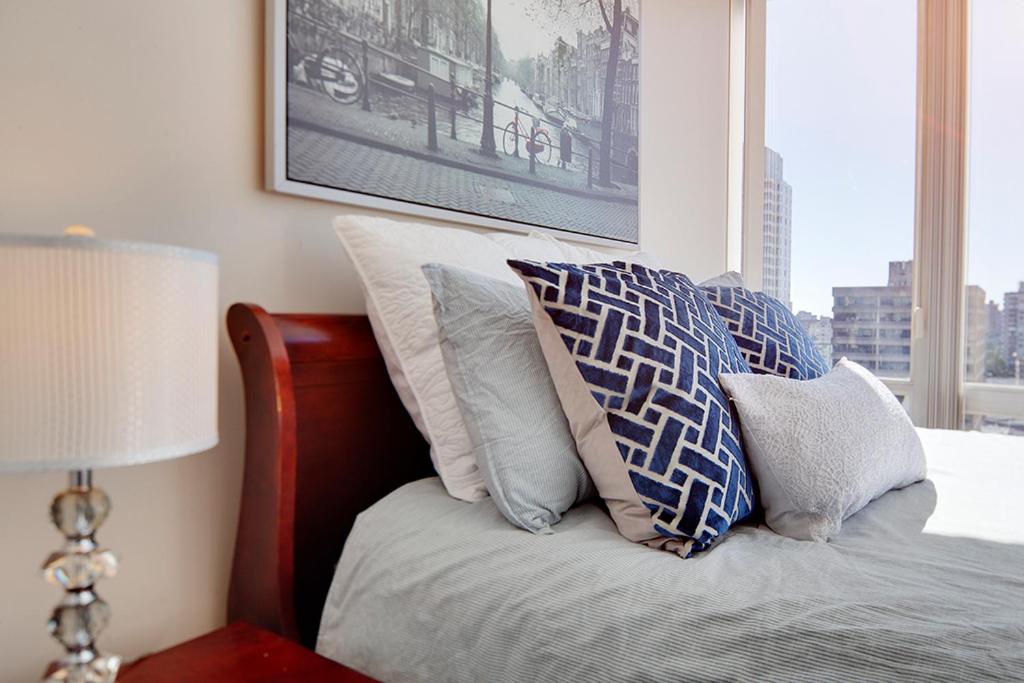 Gorgeous Harbour Haven - Stylish 3 Bedroom Retreat - The Best Location Downtown!