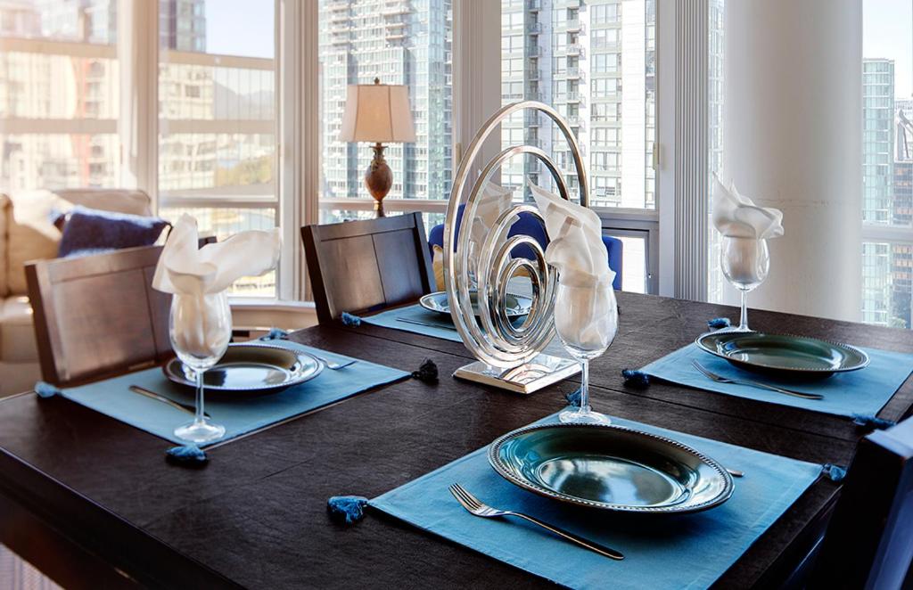 Gorgeous Harbour Haven - Stylish 3 Bedroom Retreat - The Best Location Downtown!