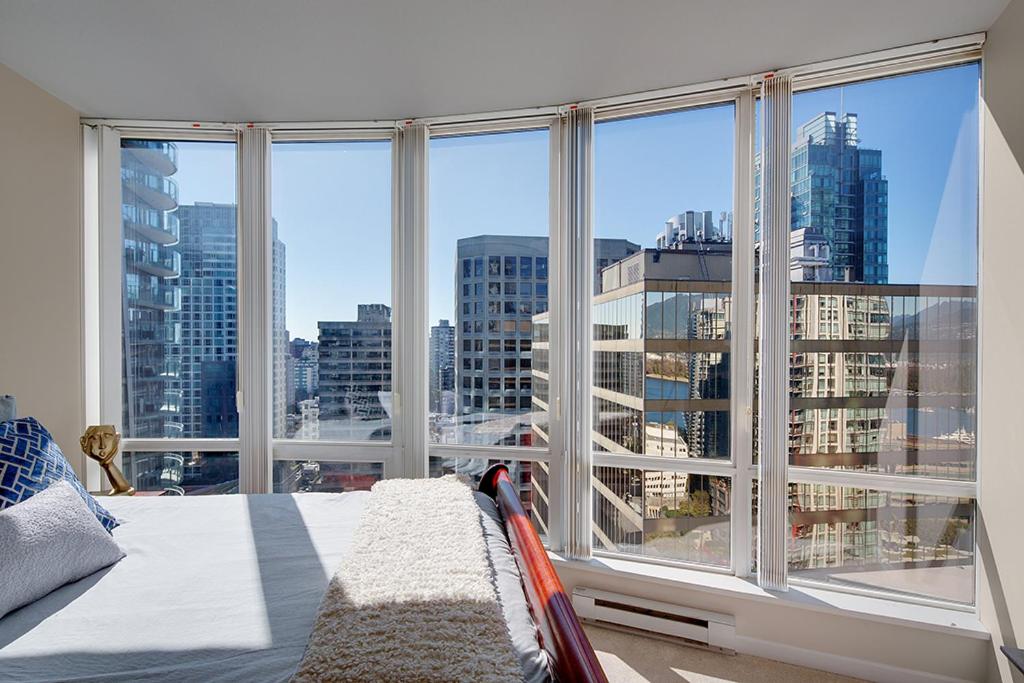 Gorgeous Harbour Haven - Stylish 3 Bedroom Retreat - The Best Location Downtown!