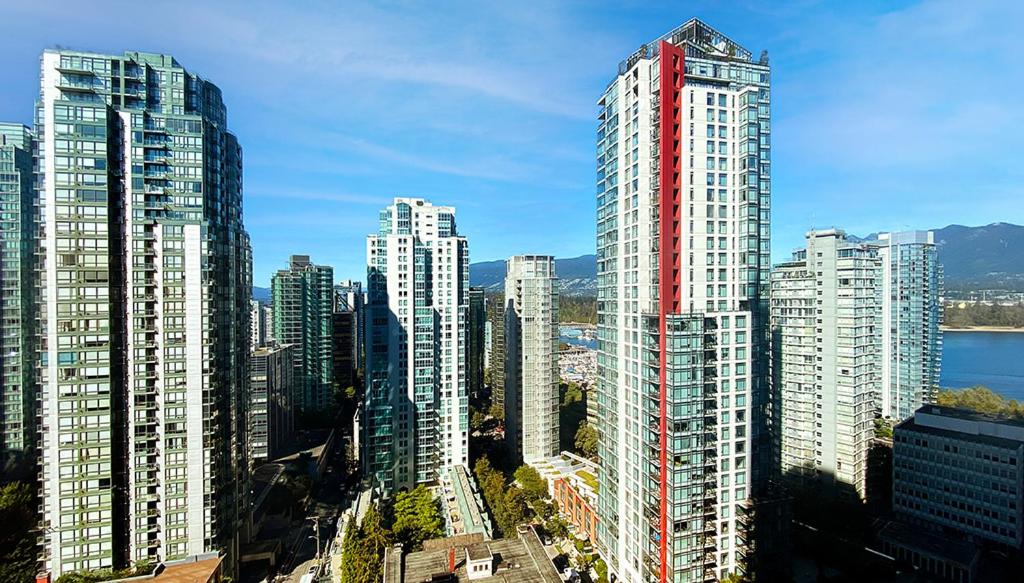 Gorgeous Harbour Haven - Stylish 3 Bedroom Retreat - The Best Location Downtown!