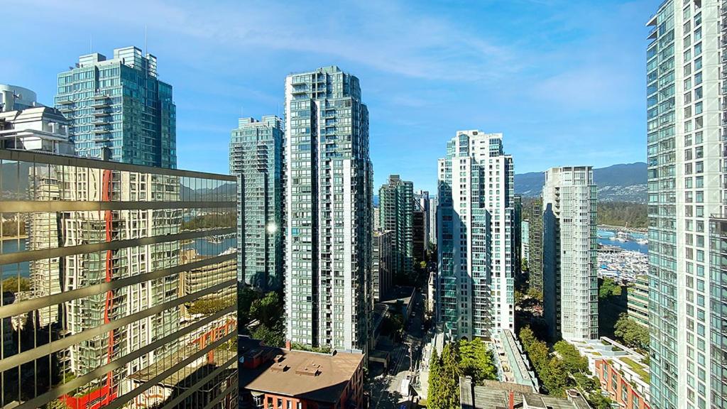 Gorgeous Harbour Haven - Stylish 3 Bedroom Retreat - The Best Location Downtown!