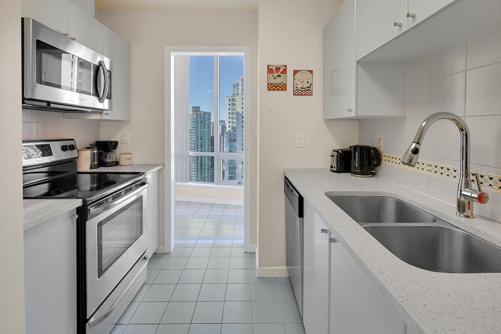 Gorgeous Harbour Haven - Stylish 3 Bedroom Retreat - The Best Location Downtown!