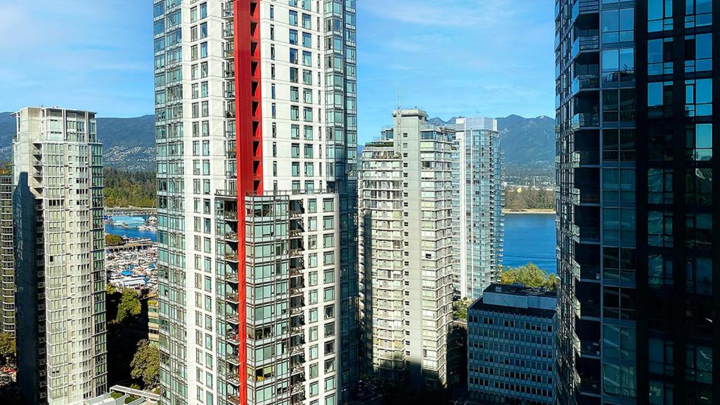 Gorgeous Harbour Haven - Stylish 3 Bedroom Retreat - The Best Location Downtown!