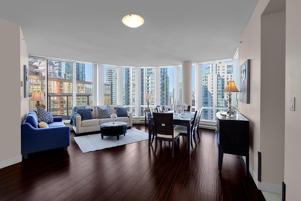 Gorgeous Harbour Haven - Stylish 3 Bedroom Retreat - The Best Location Downtown!
