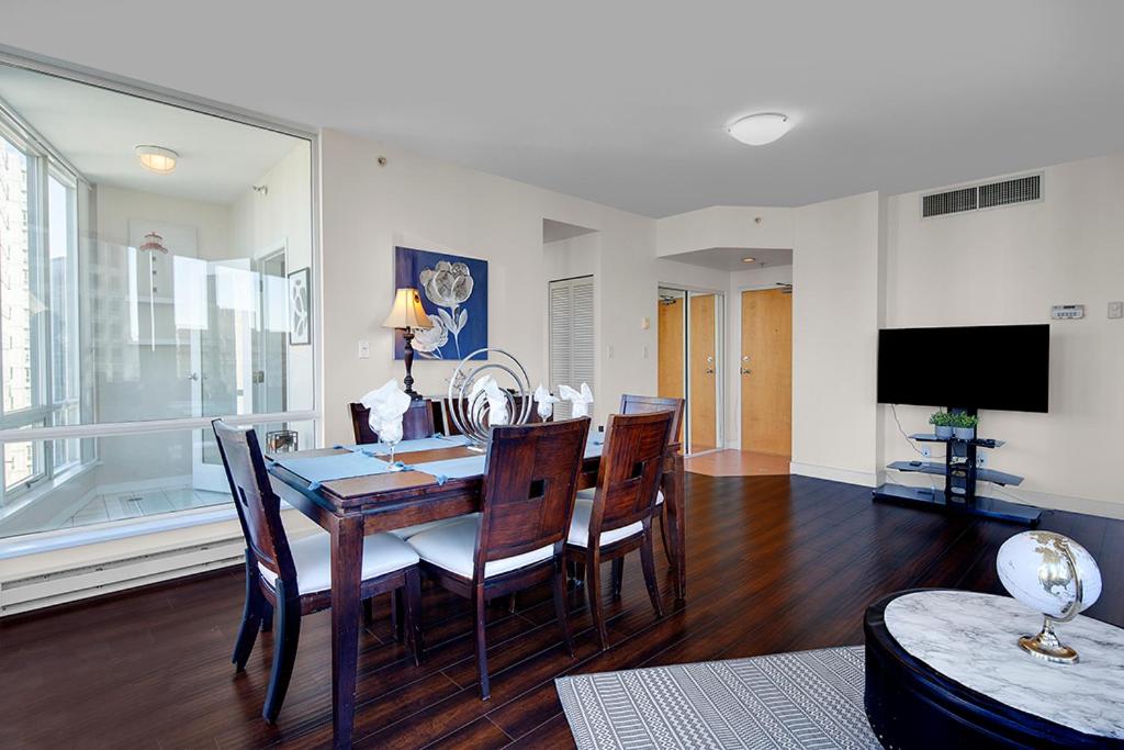 Gorgeous Harbour Haven - Stylish 3 Bedroom Retreat - The Best Location Downtown!