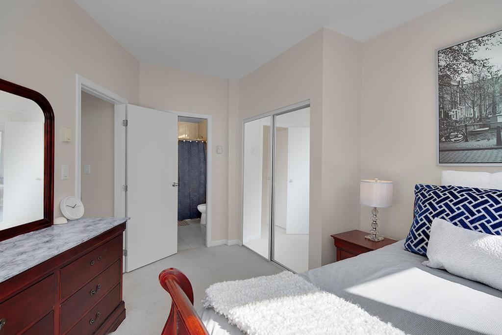 Gorgeous Harbour Haven - Stylish 3 Bedroom Retreat - The Best Location Downtown!