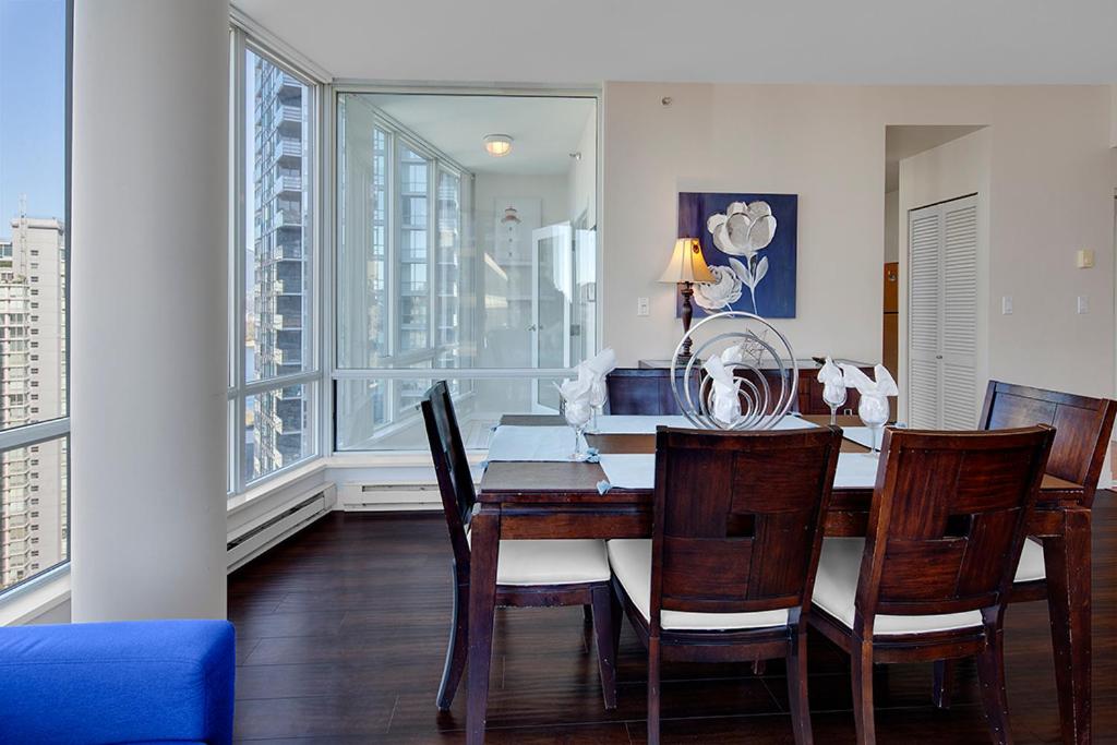 Gorgeous Harbour Haven - Stylish 3 Bedroom Retreat - The Best Location Downtown!