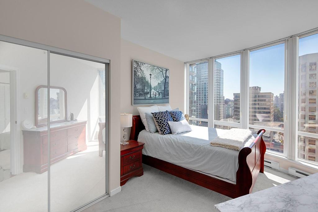 Gorgeous Harbour Haven - Stylish 3 Bedroom Retreat - The Best Location Downtown!