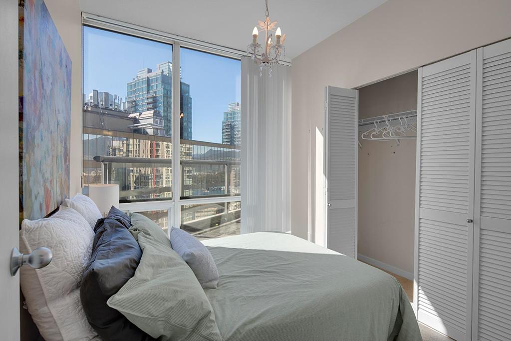 Gorgeous Harbour Haven - Stylish 3 Bedroom Retreat - The Best Location Downtown!