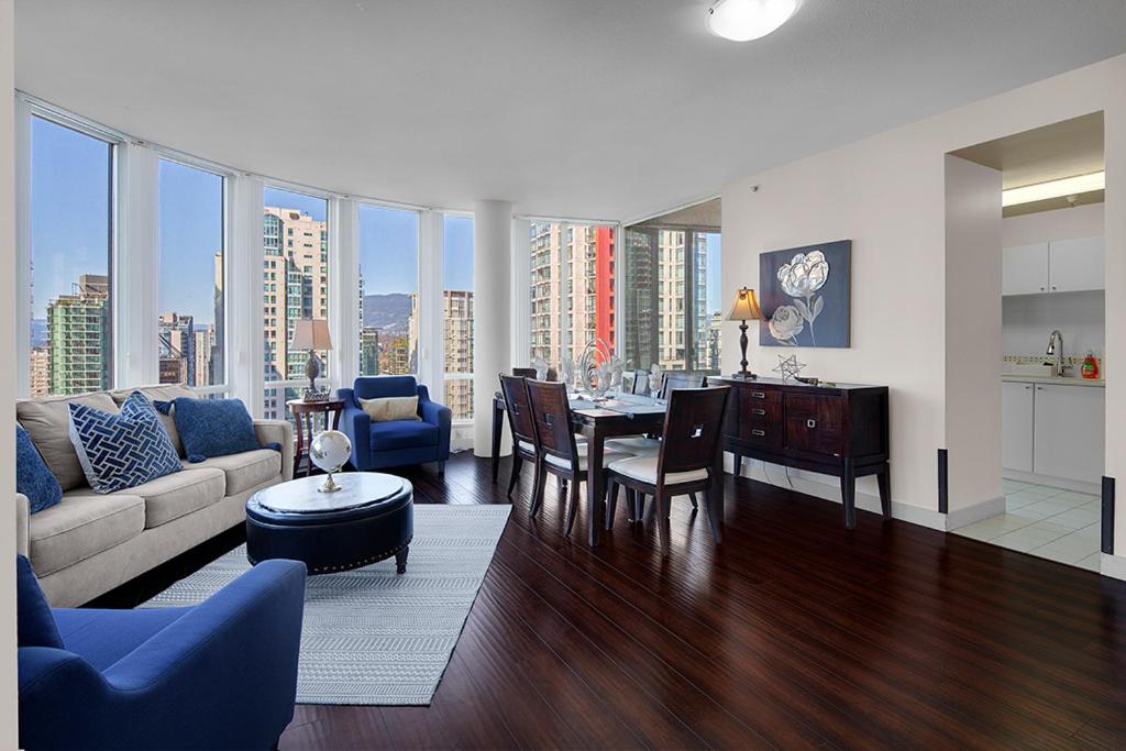 Gorgeous Harbour Haven - Stylish 3 Bedroom Retreat - The Best Location Downtown!