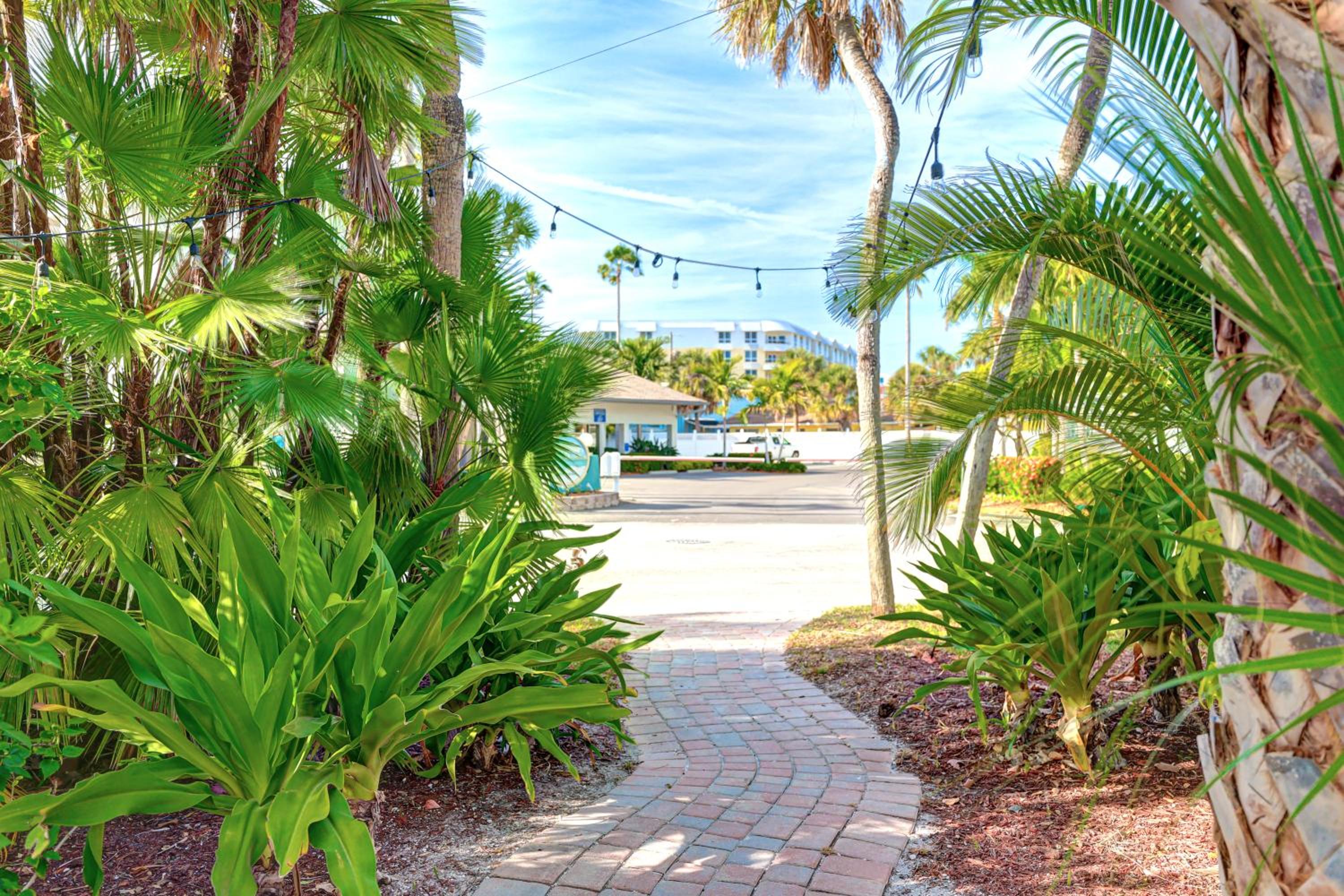 Newly Remodeled Apt! Key-West Victorian with beach access, to Siesta Key Beach! view 5