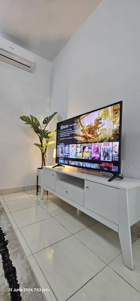 Alanis Residence Near KLIA Balcony with Washer Dryer Netflix photo 4