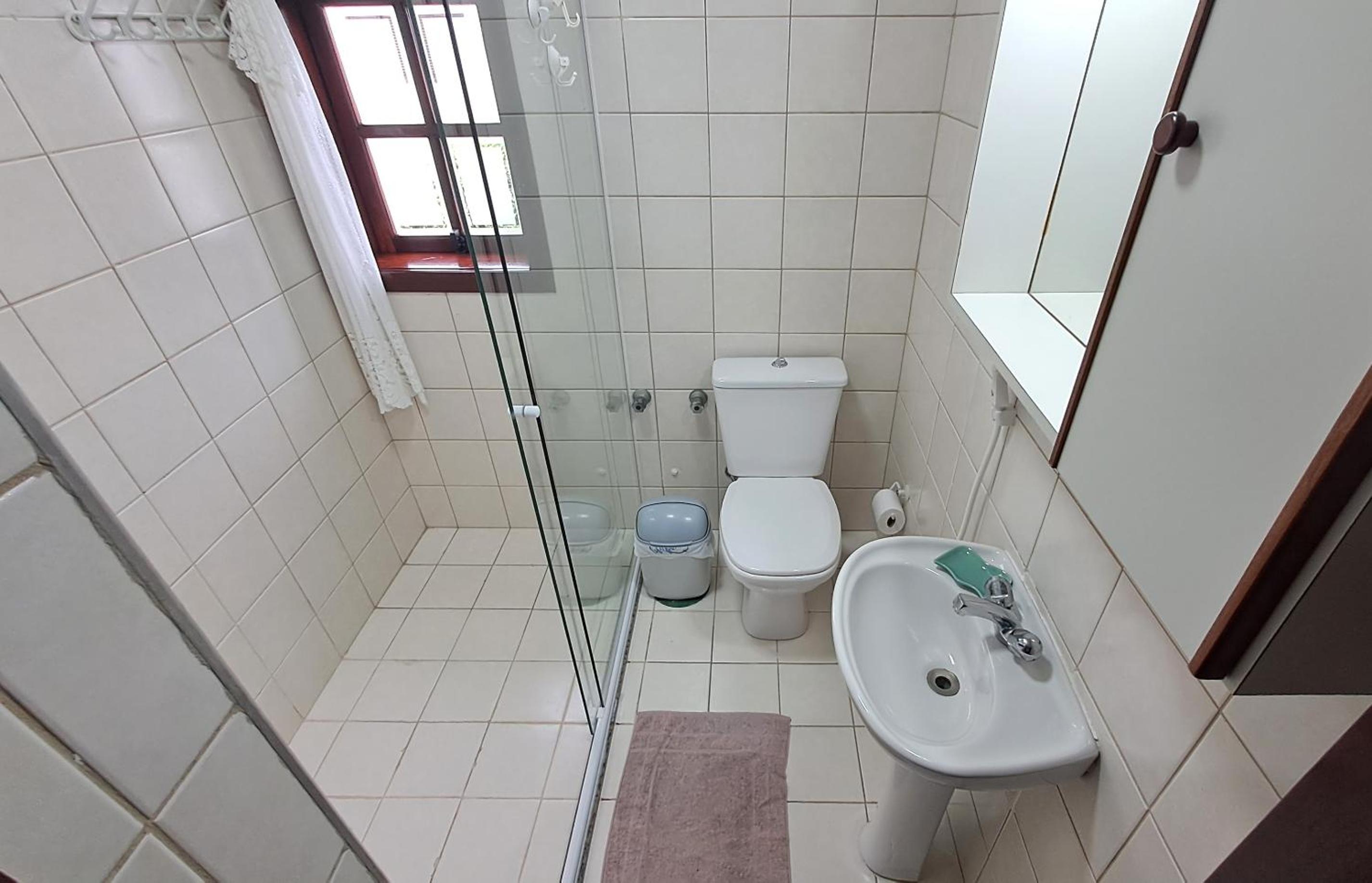 Casa em condomínio - Piscina - Churrasqueira