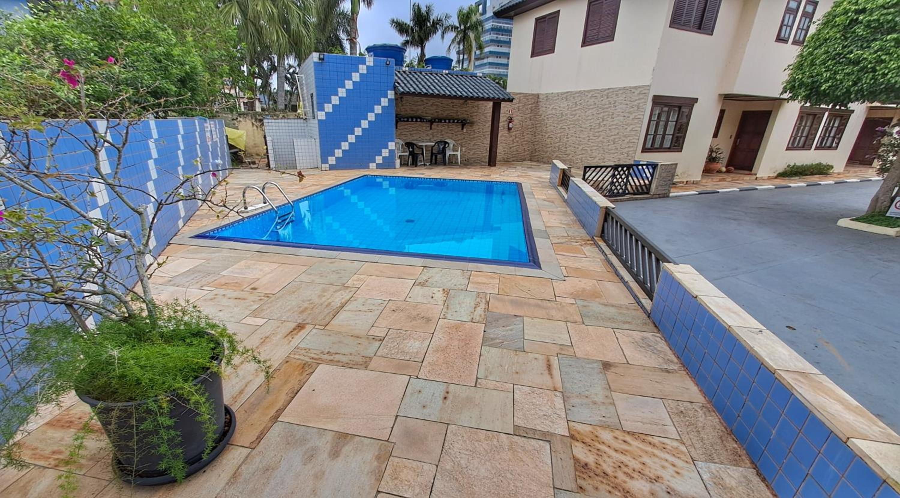 Casa em condomínio - Piscina - Churrasqueira