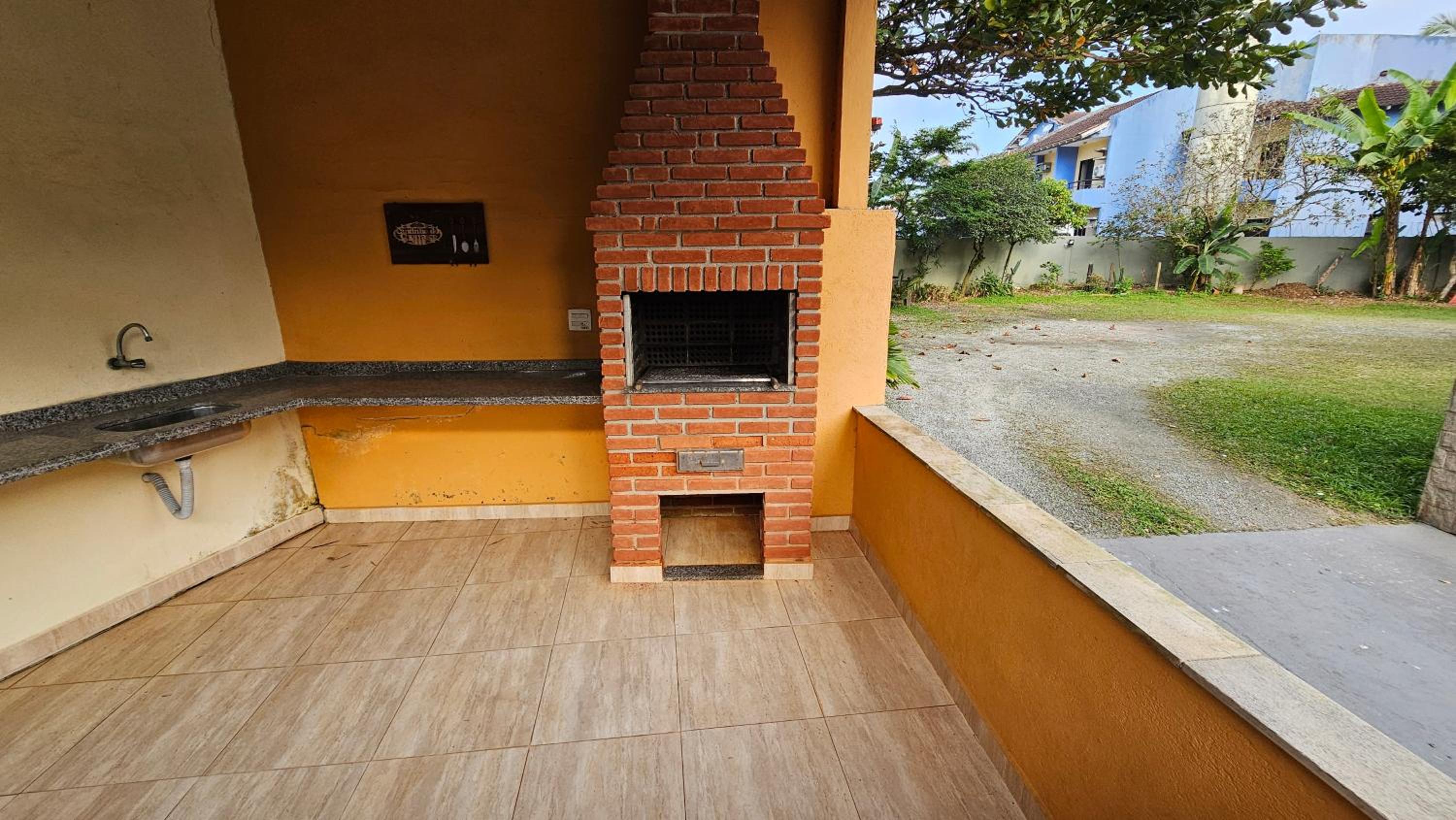 Casa em condomínio - Piscina - Churrasqueira