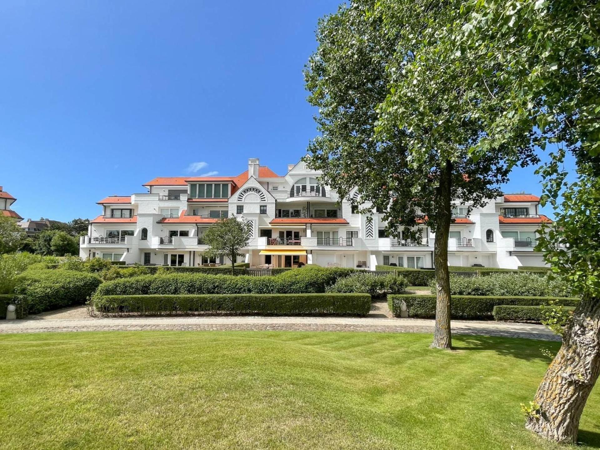 Luxury Appartment Tennis Gardens Zoute with heated swimming pool at 200m from the beach with 2 parking places