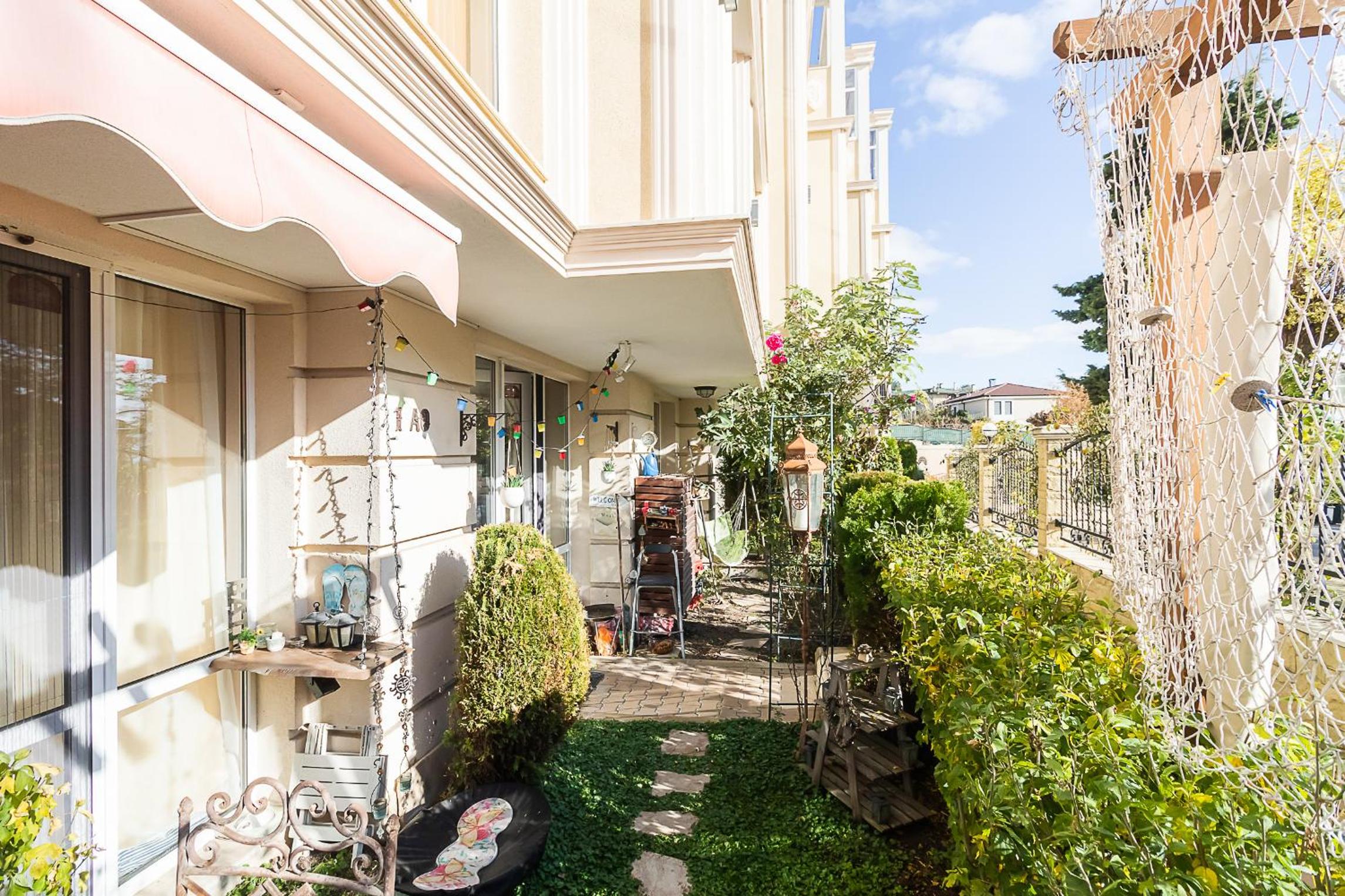 Seaside Apartment with a garden