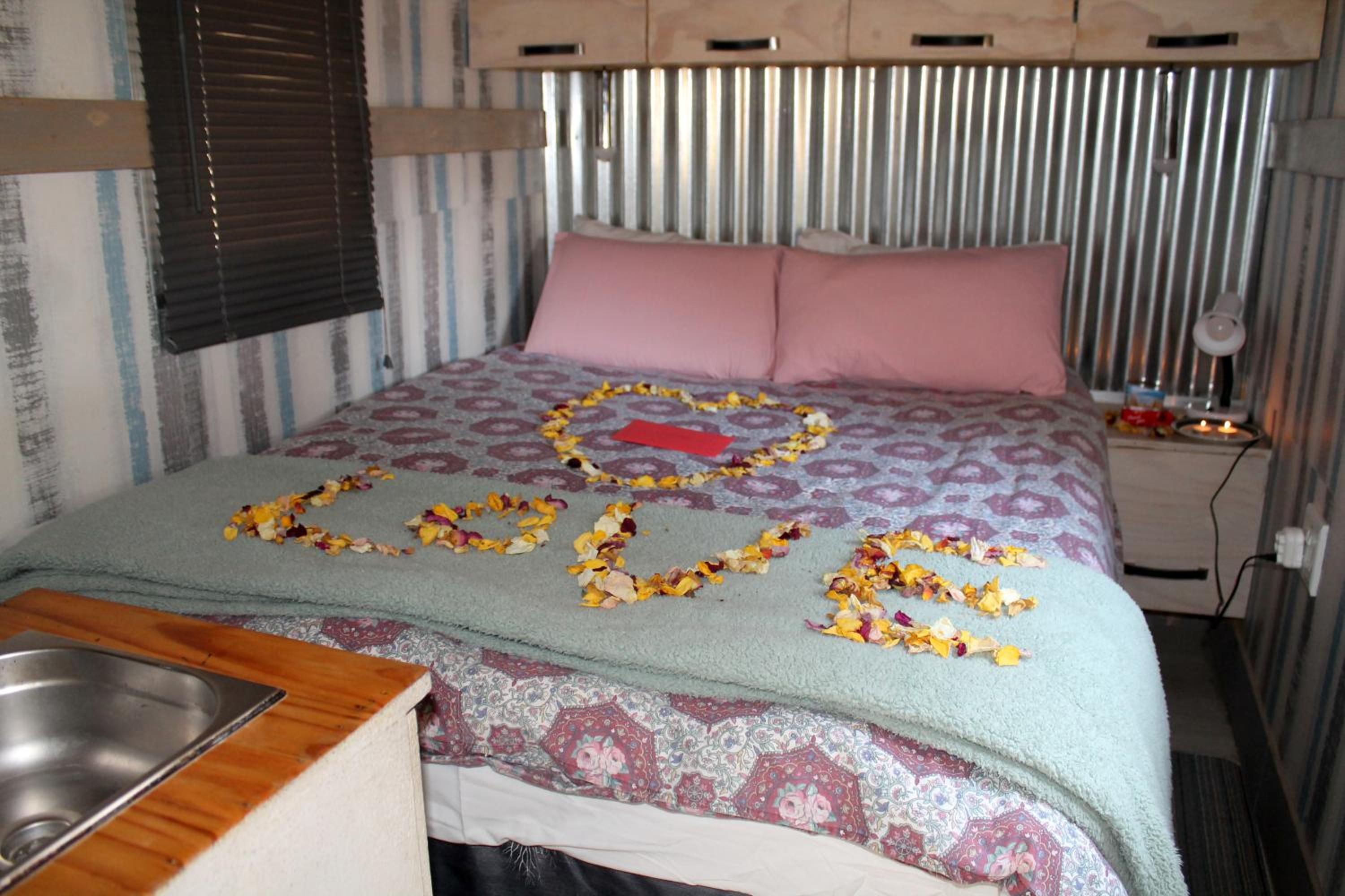 Romantic Hot Tub Retreat - Ndlovu 33 Tiny Home, Big 5 reserve view 2
