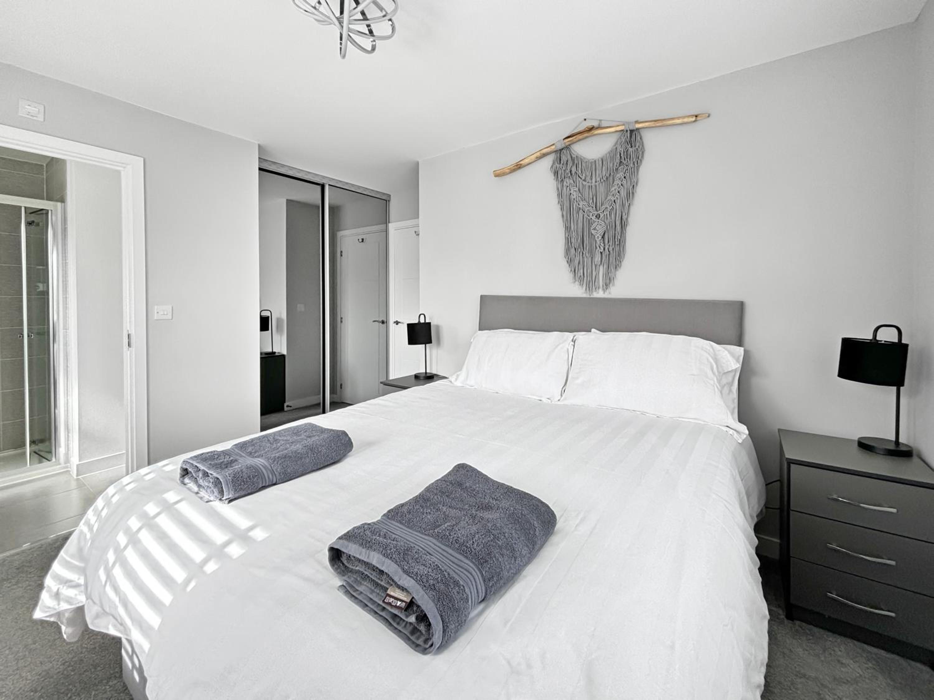 Amaya Seven - Luxury 3 bedroom detached house with garden & driveway - Sleeps 7 - Bottesford, Leicestershire view 3