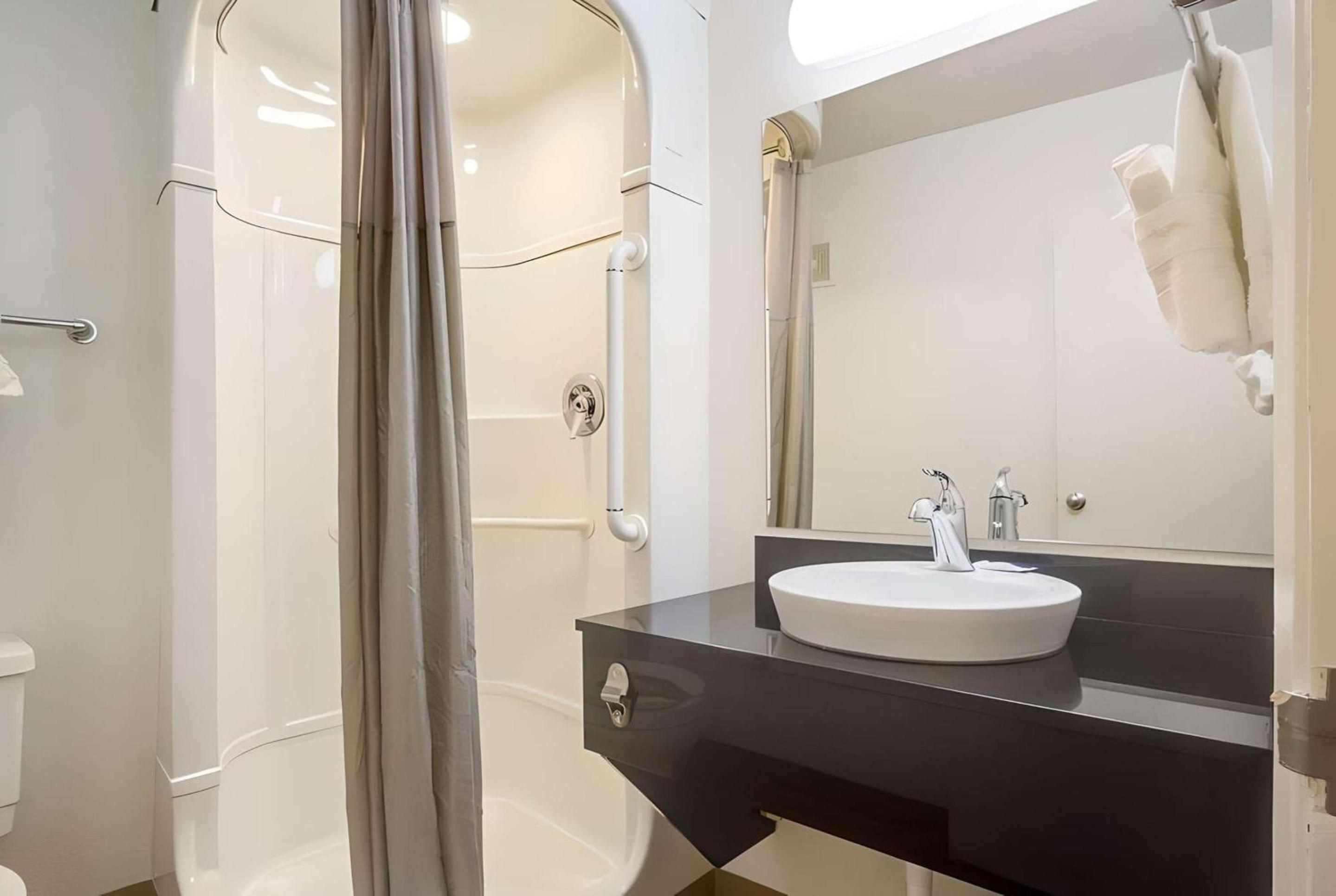 Park Inn by Radisson, Lakewood - Property Image 11