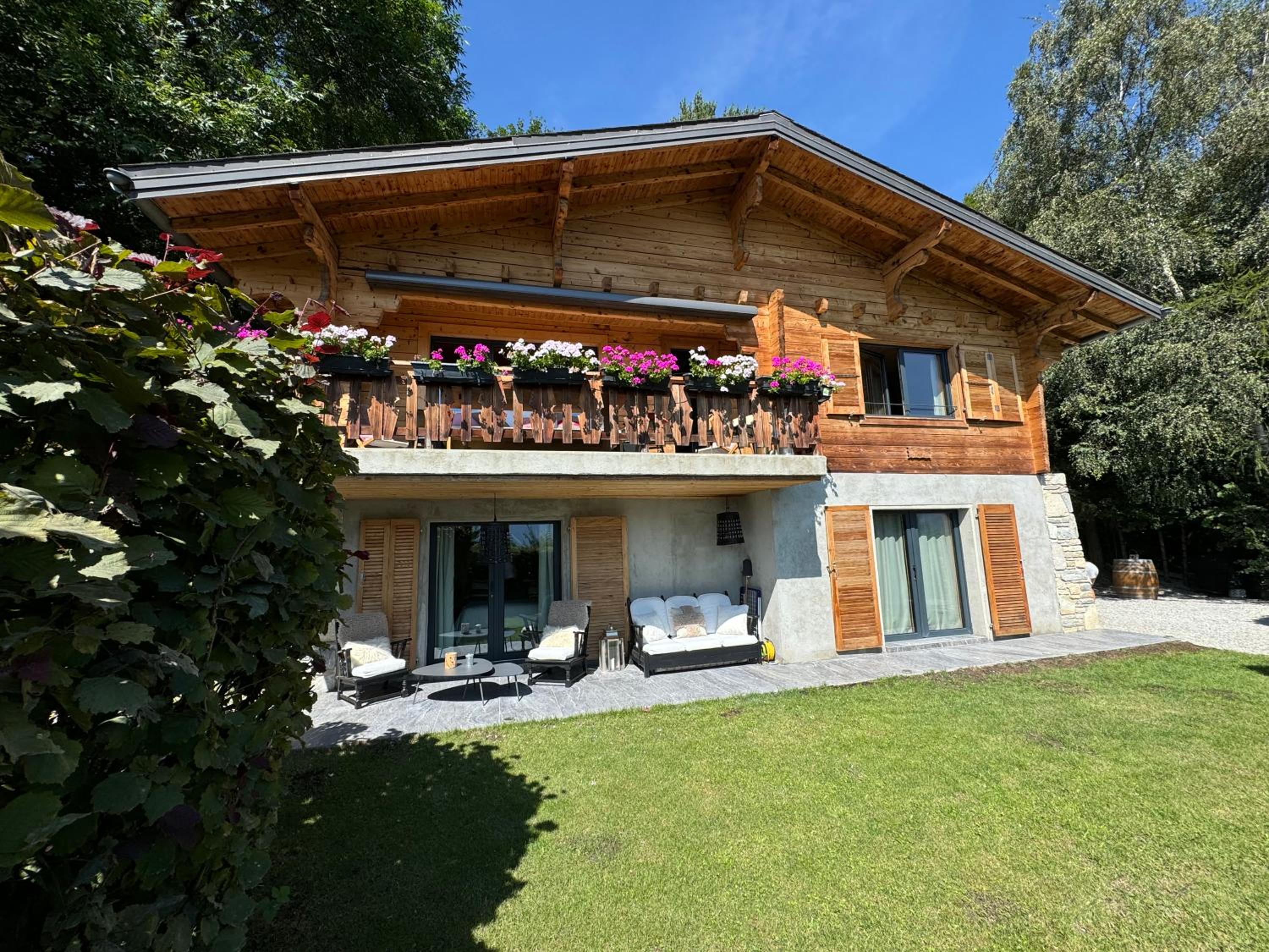 Hotel Chalet 7 Luxury Chalet with Cinema room - Image 1