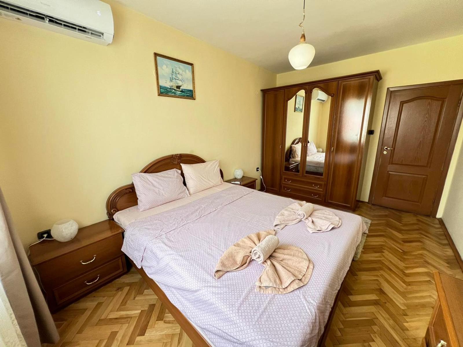 Lugano Couples Quiet Apt w Free Street Parking