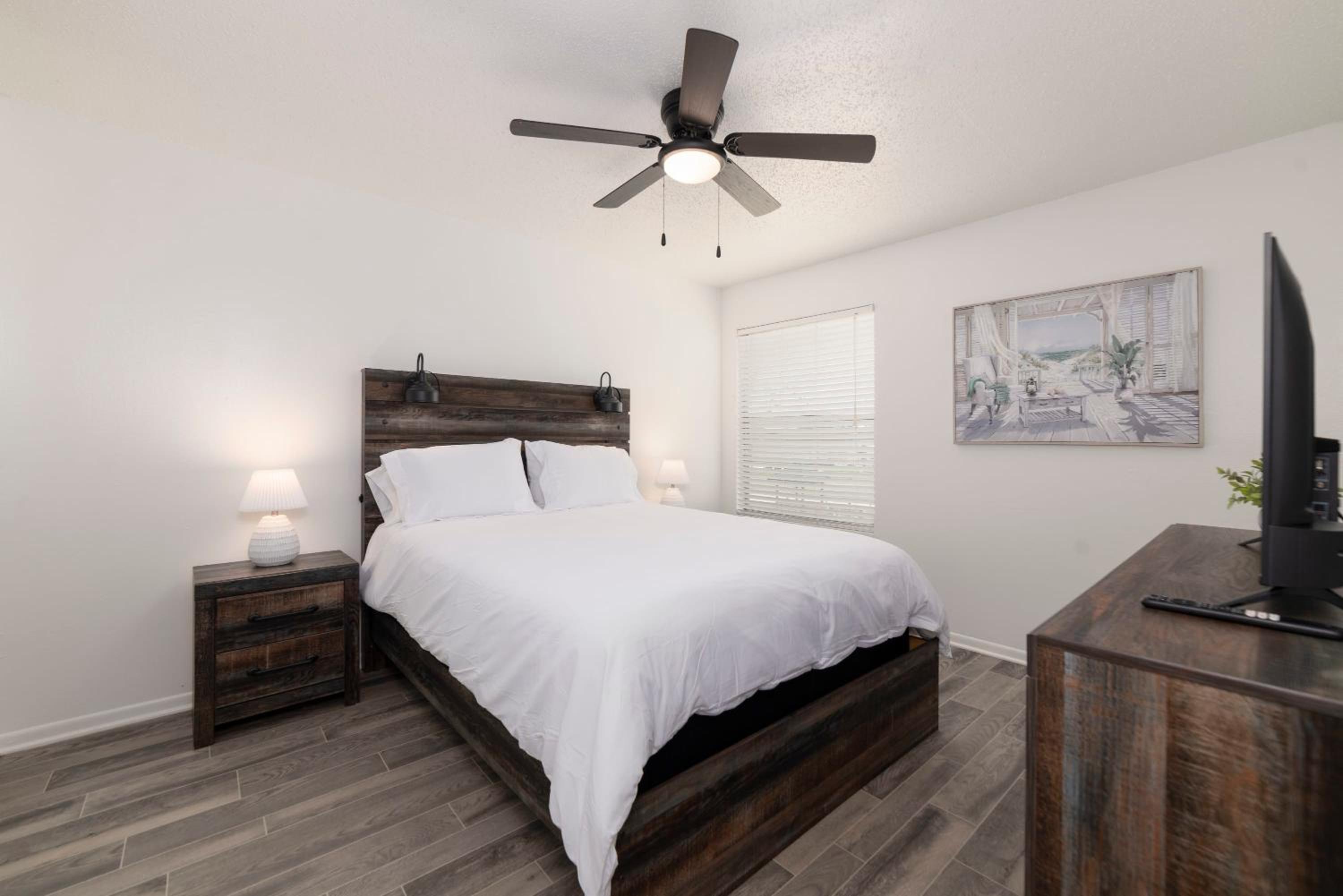 Comfortable 2BR - Pool Near Major Attractions view 4