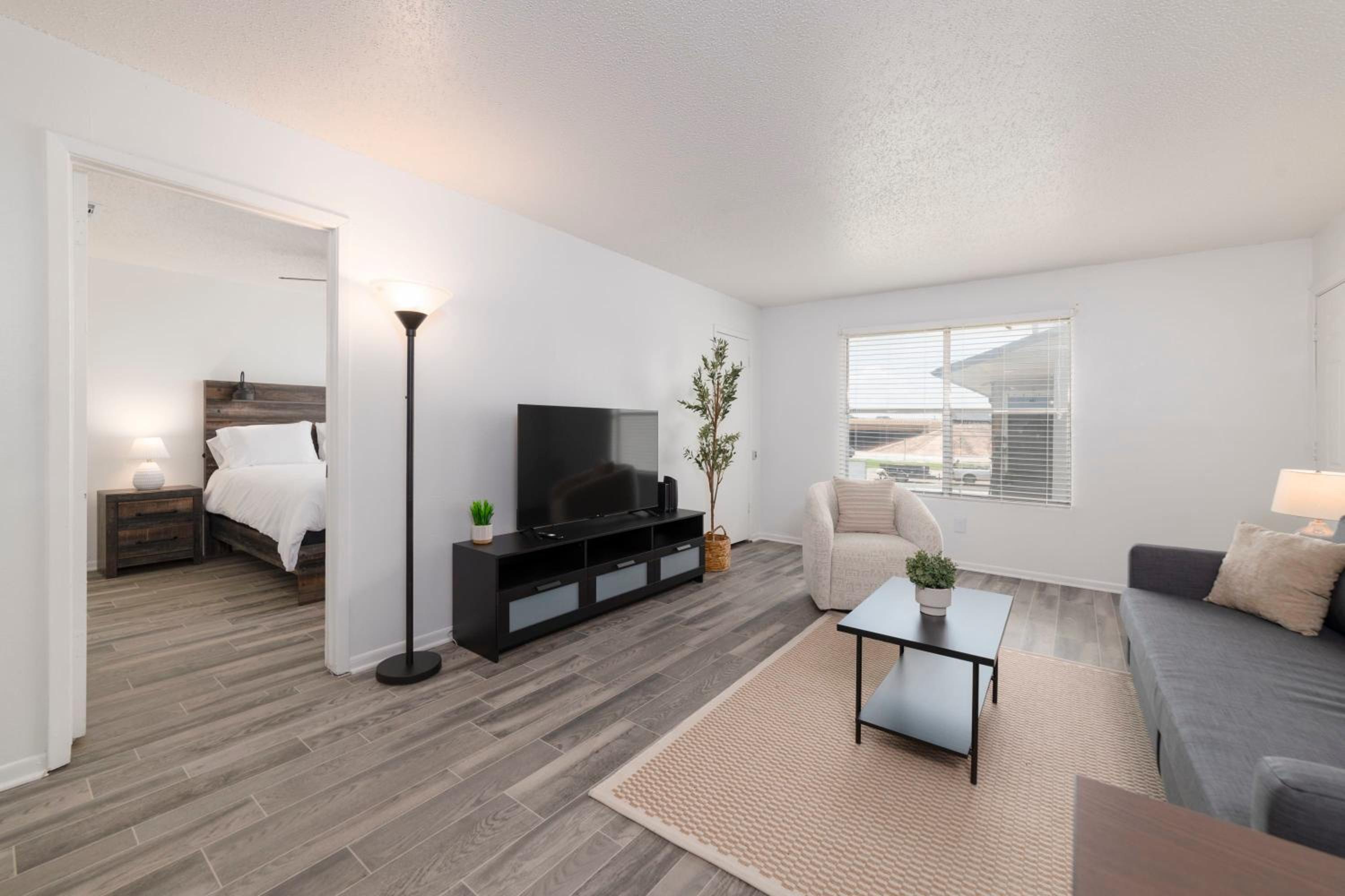 Comfortable 2BR - Pool Near Major Attractions view 3