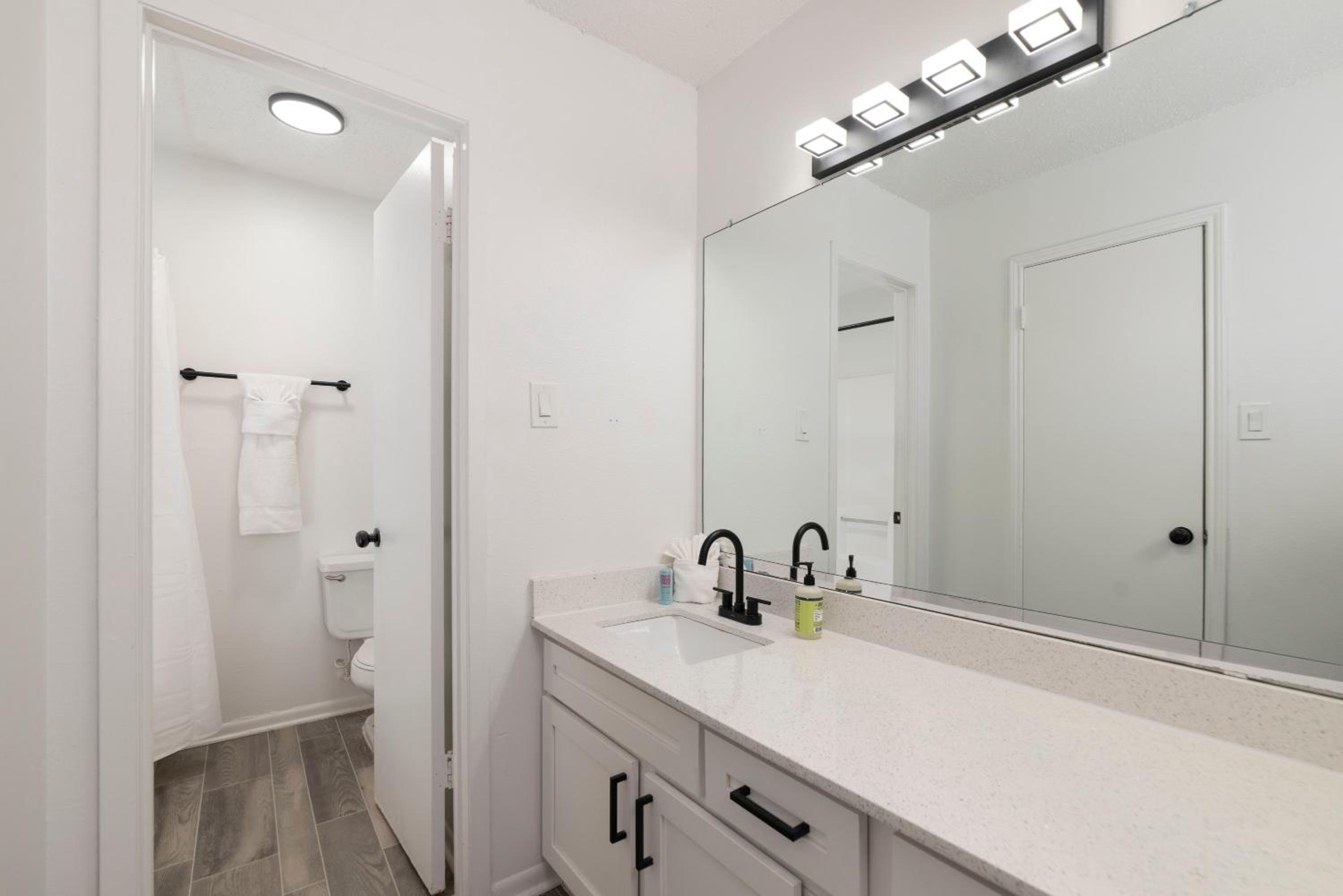 Comfortable 2BR - Pool Near Major Attractions view 5