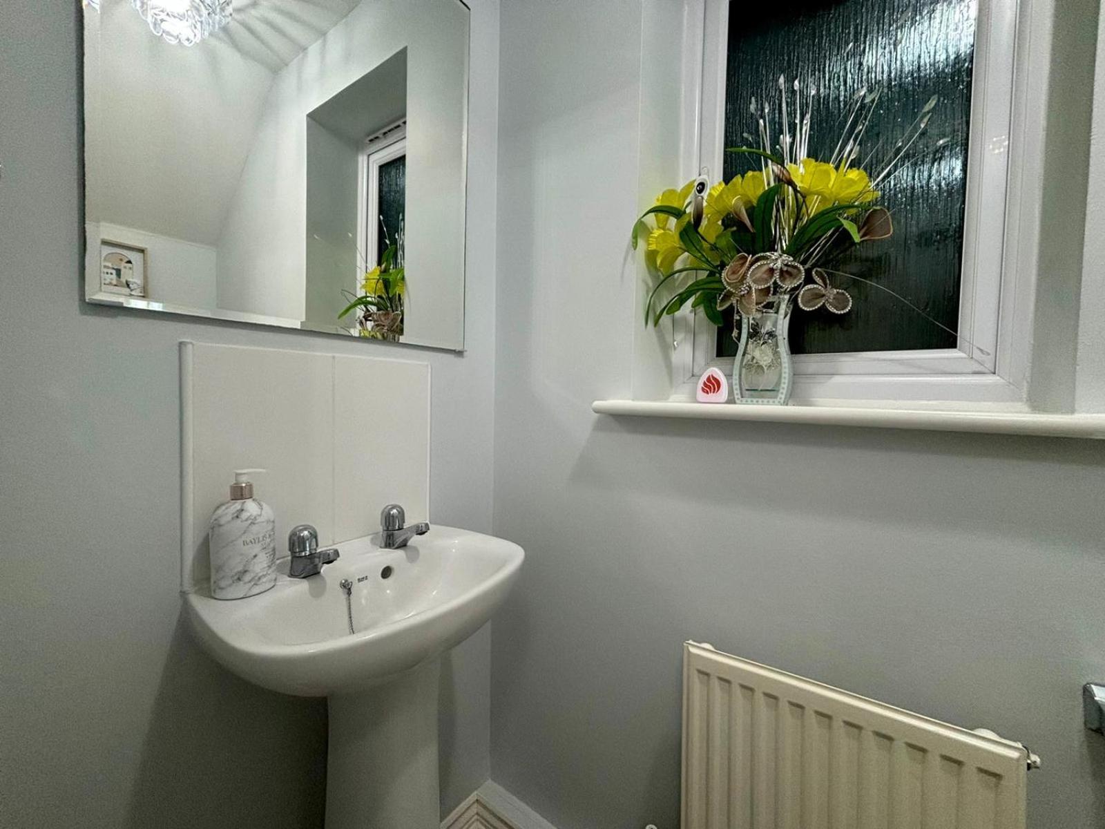 Eskdale Townhouse- Spacious 4BR ,Crawley, Free Wifi, Parking, fully equipped, contractor friendly, temporary relocations welcome, near Gatwick Airport view 2