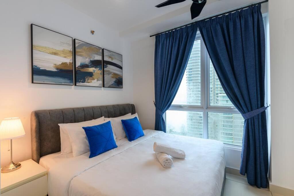 2R2B Seaview Serenity 1 to 8pax Gurney Mansion One photo 1