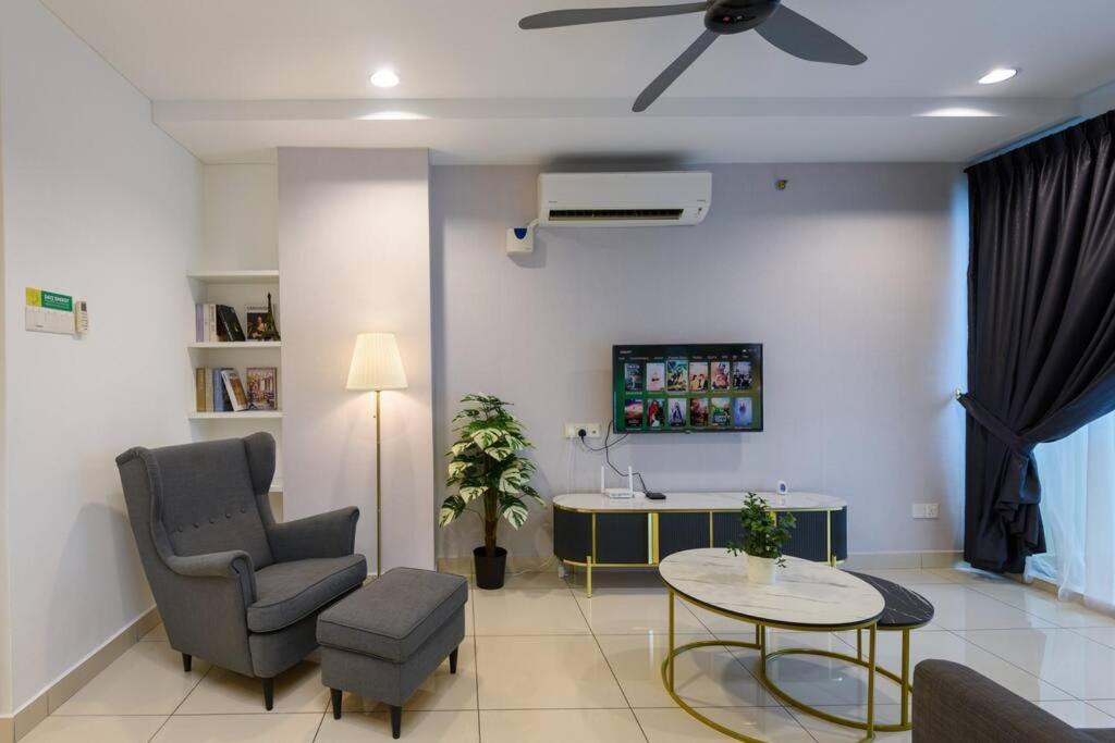 2R2B Seaview Serenity 1 to 8pax Gurney Mansion One photo 7