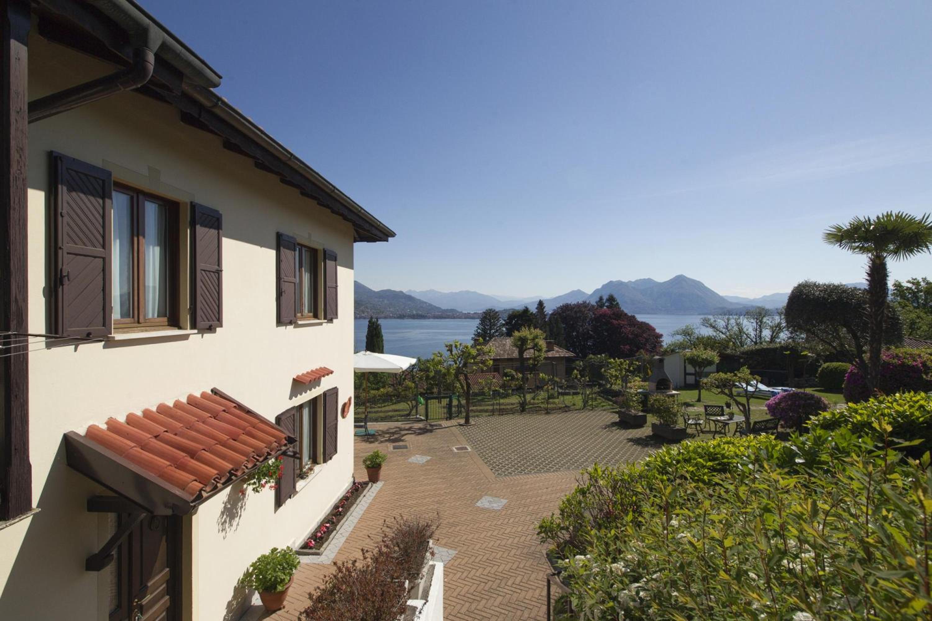 The Cottage on the Lake - Happy Rentals