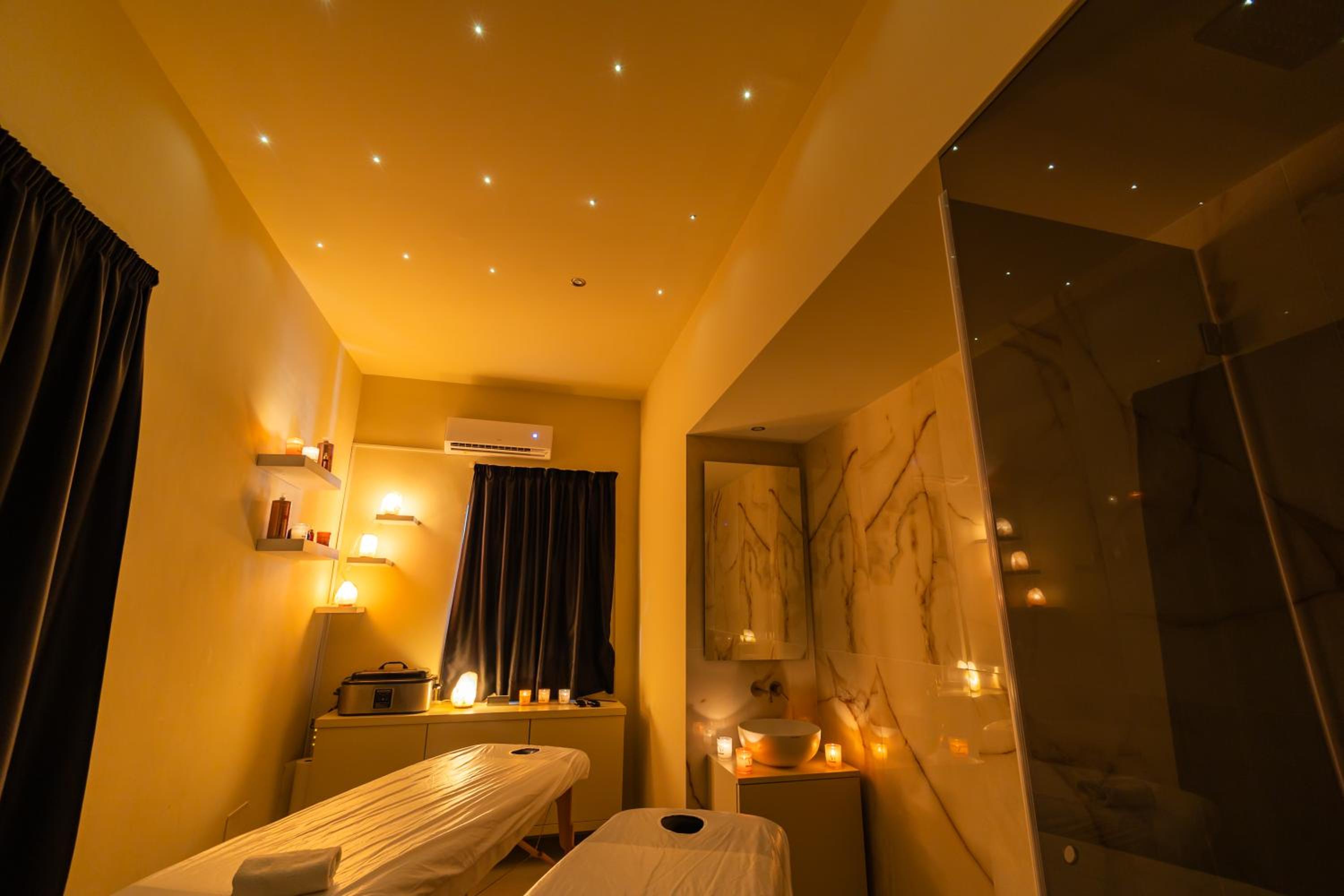 Maximum Suite & Spa photo 2
