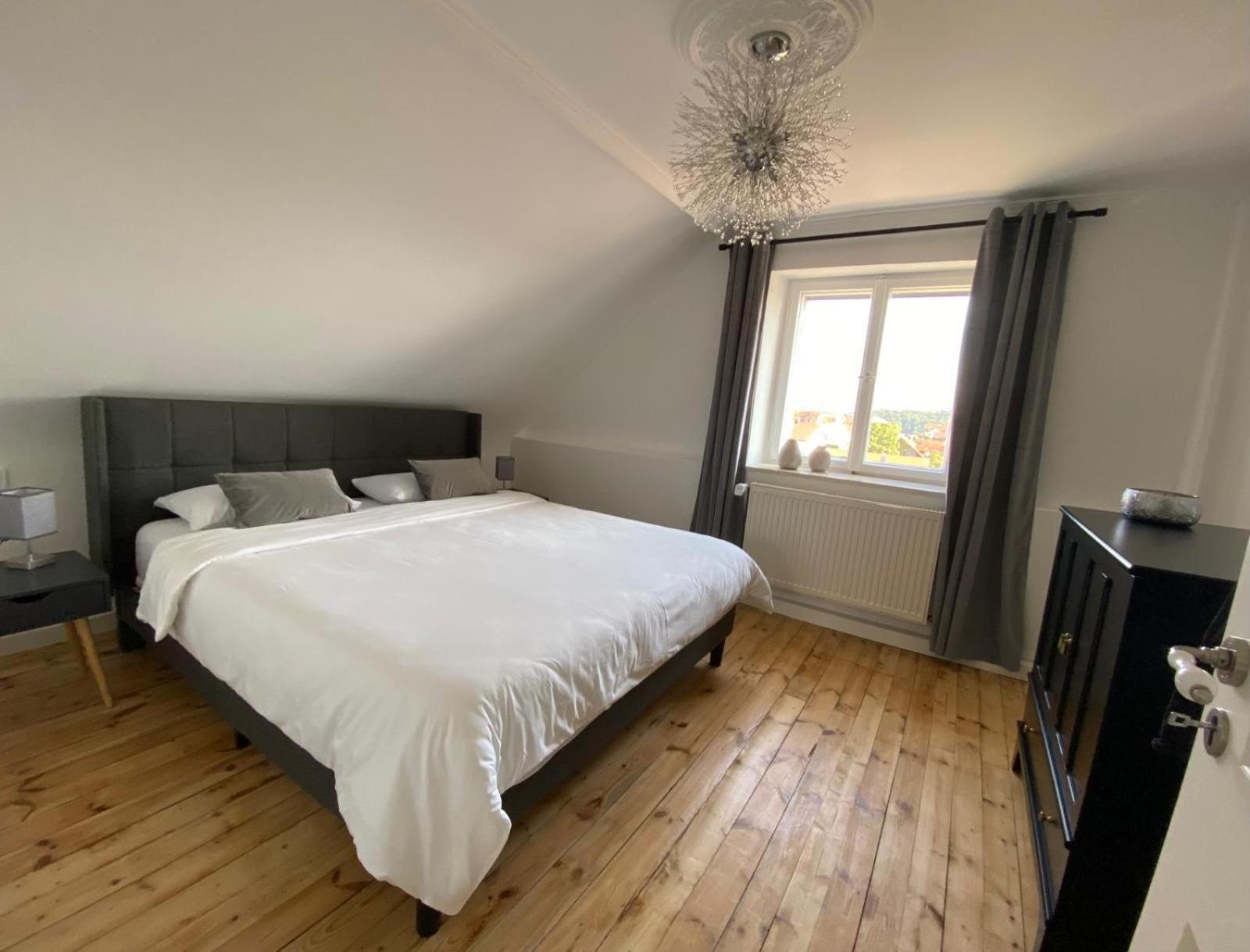 3 Bed Cottage - Sleeps 6 - Parking - Wifi